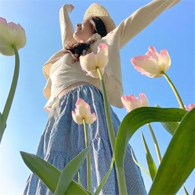 在塑料泡沫的男孩